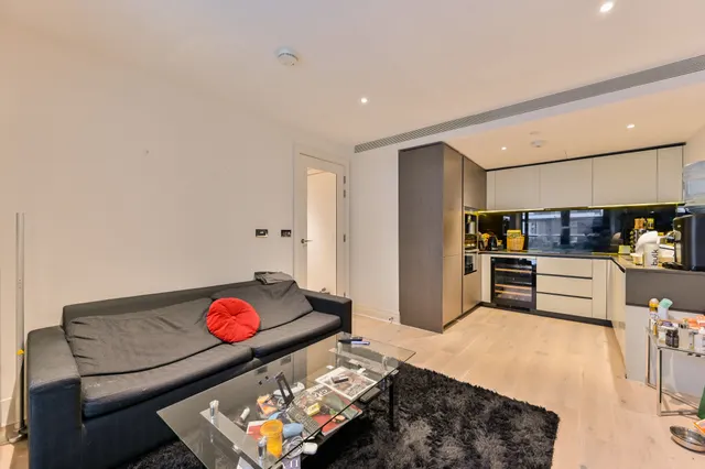 Flat 32, 3 Riverlight Quay, London, photo 1