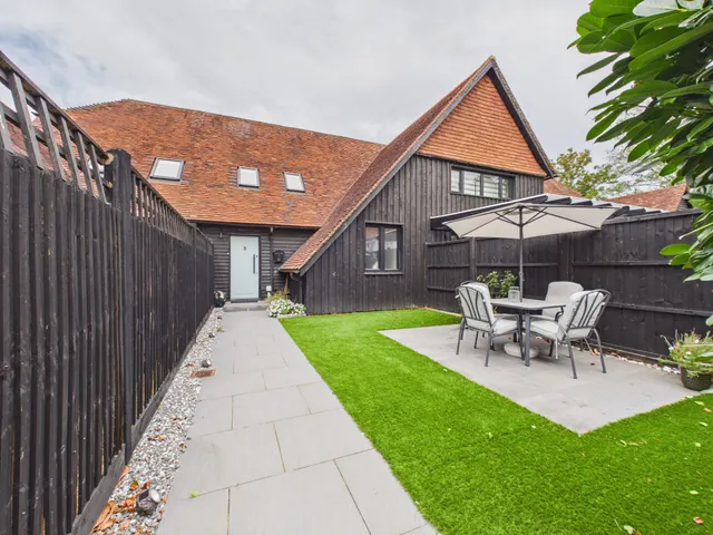 Old Barn Old Grange Close, Calcot, Reading, RG31, photo 1