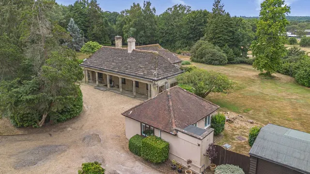London Road, Felbridge, East Grinstead, Surrey, RH19 2RA, photo 1