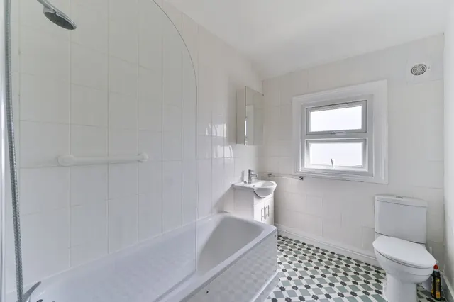8 Cowper Avenue, Sutton, photo 1