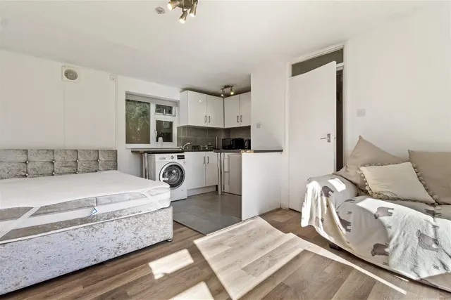 Chesswood Road, Worthing, photo 2