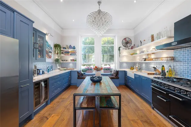 3 bedroom flat — Windmill Drive, London, SW4