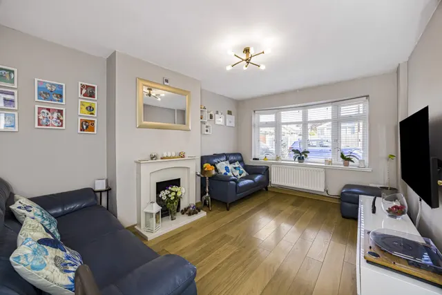 Photo 3 — Tynedale Close, Dartford