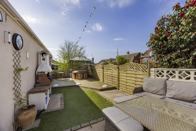 Photo 2 — Tynedale Close, Dartford