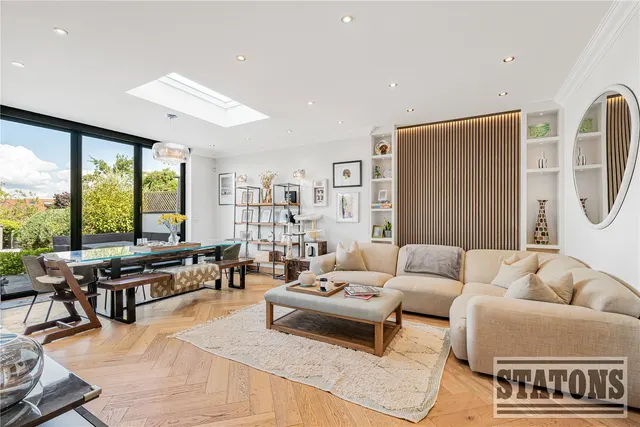Photo 3 — Weirdale Avenue, London, N20 0AN