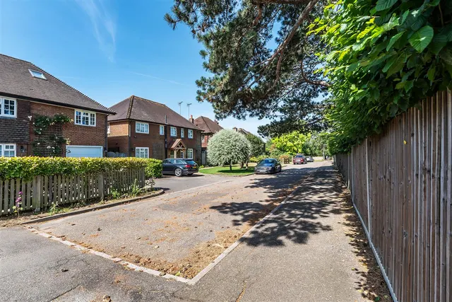 Northfields, Ashtead, KT21, photo 2