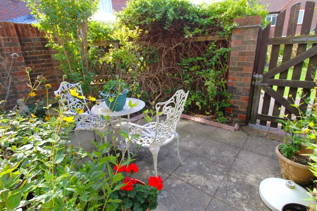The Leas, Rustington, photo 2