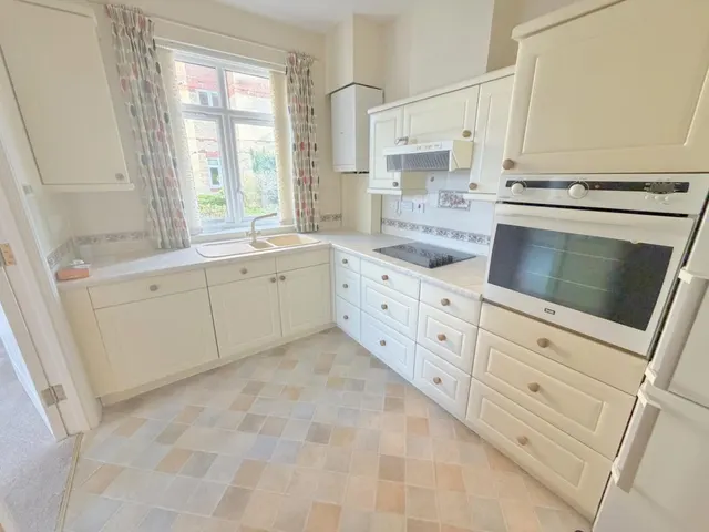 Melton Court, BH13, photo 3