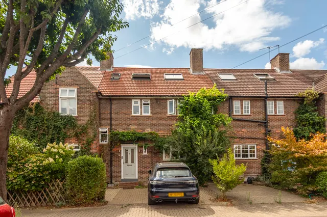 3 Swinburne Road, London, photo 1