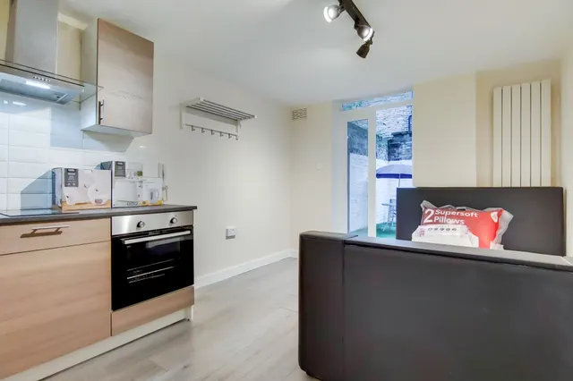 Photo 3 — Flat 11, 26 Fairholme Road, London