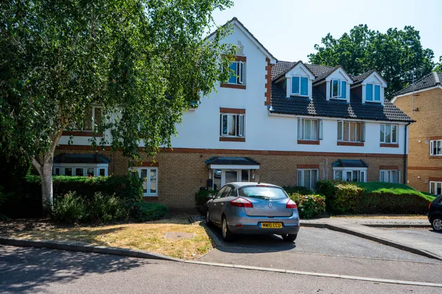 Photo 2 — 78 Alexandra Gardens, Woking