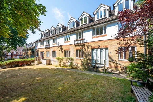 78 Alexandra Gardens, Woking, photo 1
