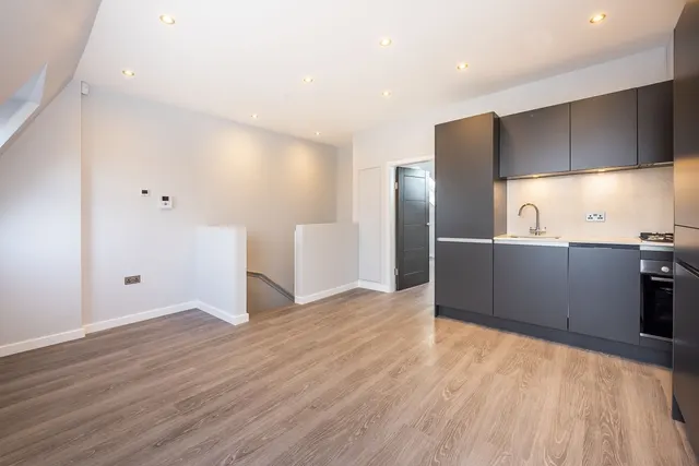 Garratt Lane, London, SW18, photo 3