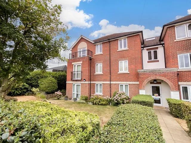 Kings Road, Horsham, RH13, photo 1