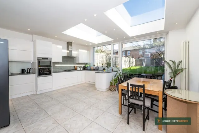 Photo 2 — Gratton Terrace, Cricklewood, NW2