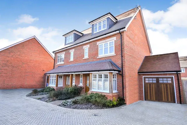 Mulberry Walk, Fleet, Hampshire, GU51 5EA, photo 1