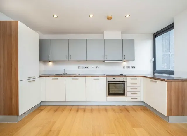 Photo 3 — Larden Road, Acton, W3