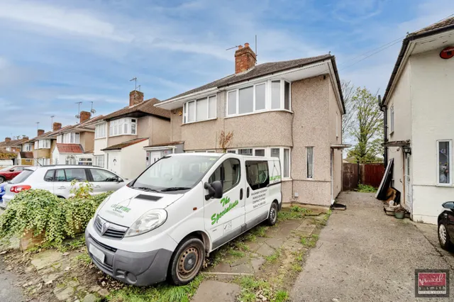 Northumberland Crescent, Feltham, photo 2