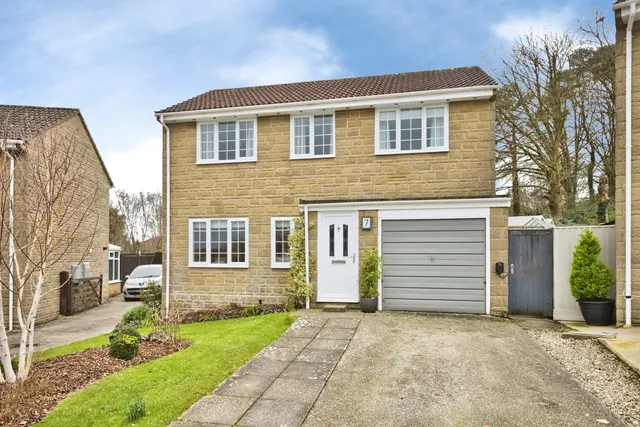 Laburnum Crescent, Crewkerne, photo 1