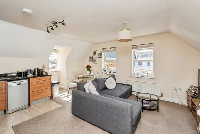 Maybury Road, Woking, GU21, photo 2