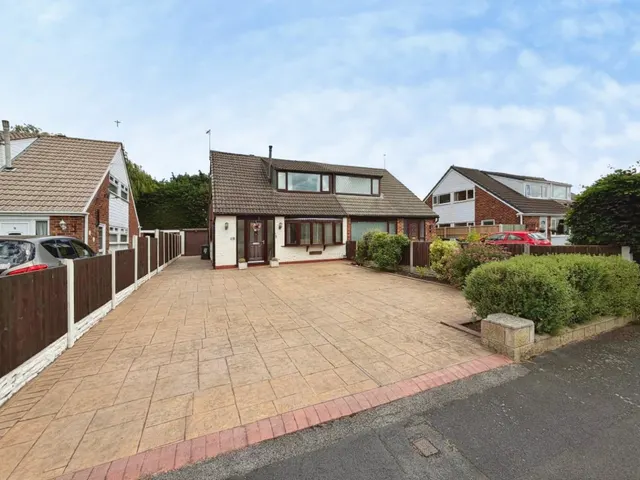 James Avenue, Great Sutton, photo 1