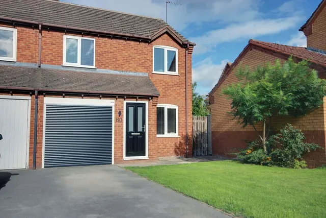 3 bedroom house, Chester Avenue, Beverley, HU17