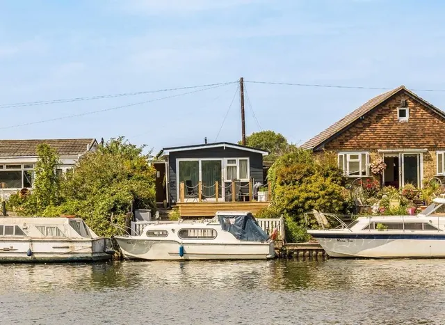 1 bedroom house — Thames Meadow, Shepperton, TW17