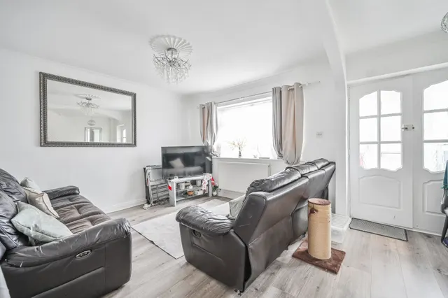 Waltham Cross, EN8, photo 3