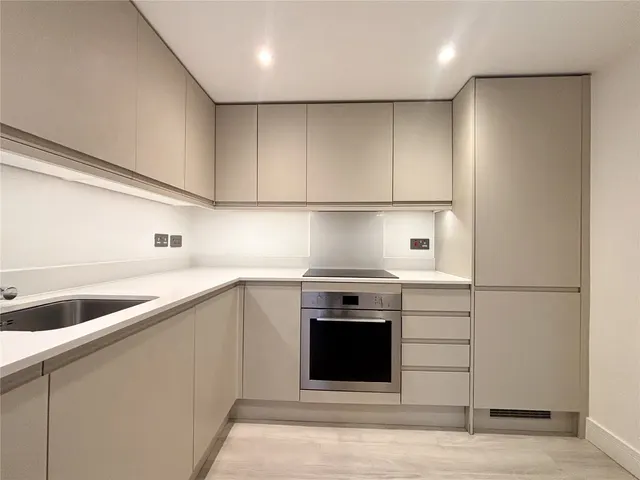 Farnborough Road, Farnborough, Surrey, GU14 7TG, photo 1