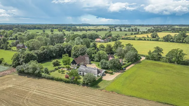 Thatched Farmhouse and Unconverted Ba, photo 1