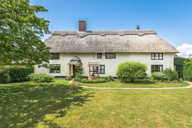 Thatched Farmhouse and Unconverted Ba, photo 3