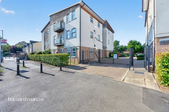 2 bedroom flat — Chessington Road, Epsom