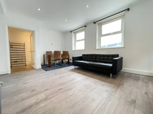 London, W1T, photo 1