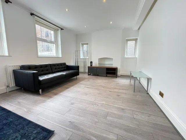 London, W1T, photo 2