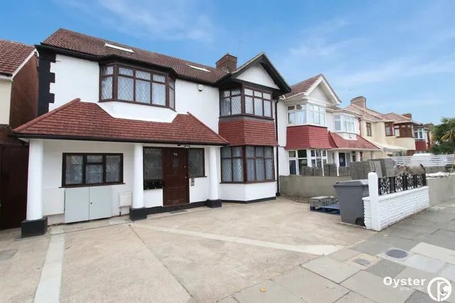 Park Avenue North, London, NW10, photo 1