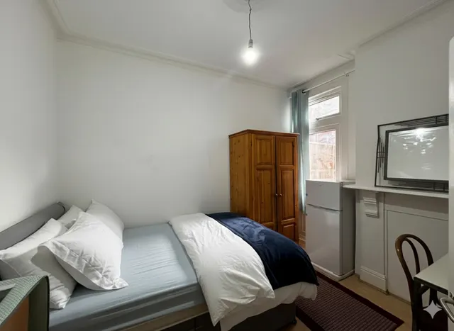 London, NW2, photo 1