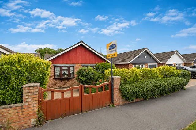 Milton Road, Waterlooville, PO8 8JY, photo 1