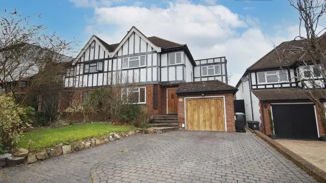 Newnham Close, Loughton, photo 1