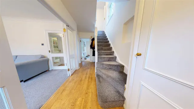 Photo 3 — Newnham Close, Loughton