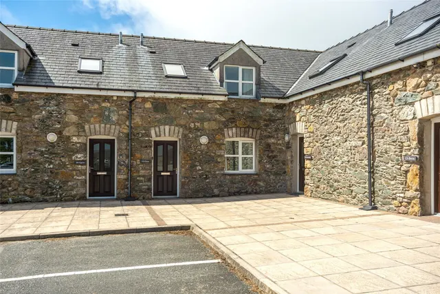 Llangefni, LL77, photo 1