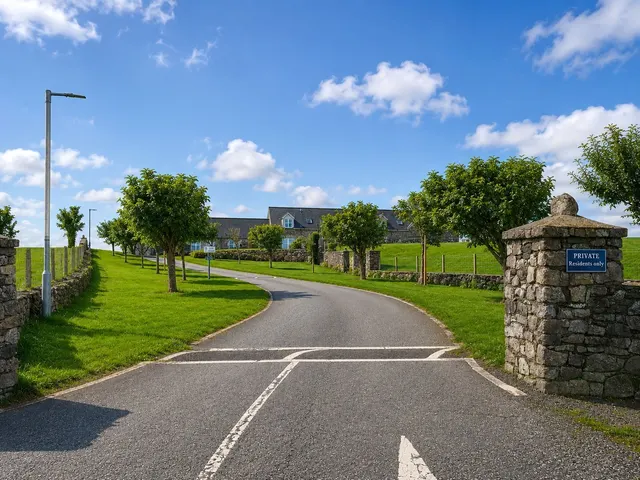 Llangefni, LL77, photo 3
