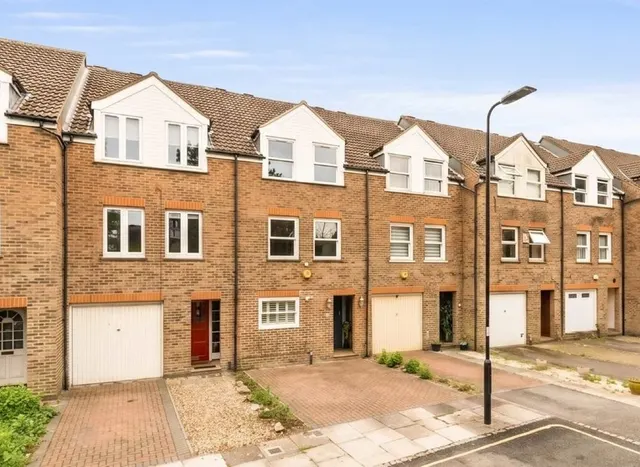 Hogarth Close, Ealing, W5, photo 1