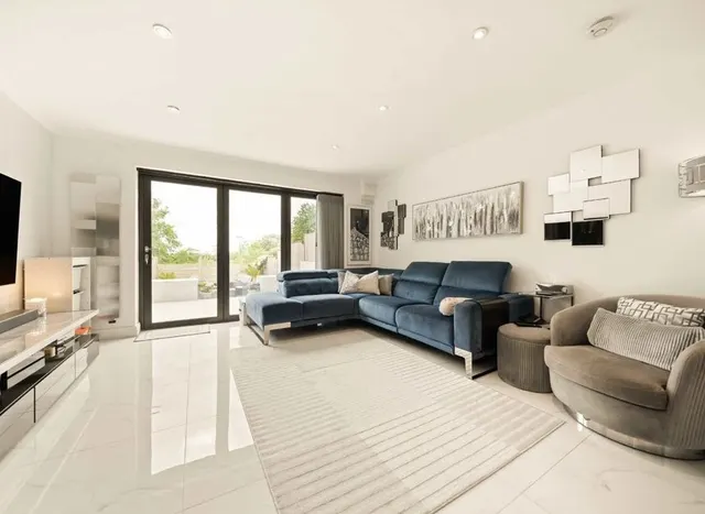 Photo 2 — Hogarth Close, Ealing, W5