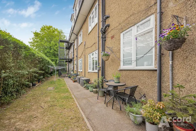 Photo 2 — Upminster Road, Hornchurch, RM11