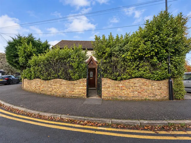 Mead Crescent, London, photo 3