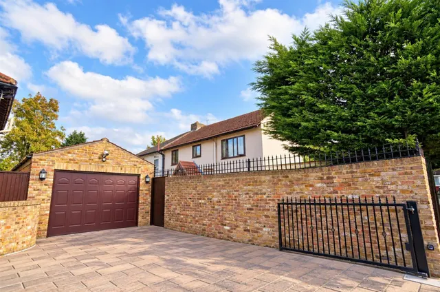 Mead Crescent, London, photo 2