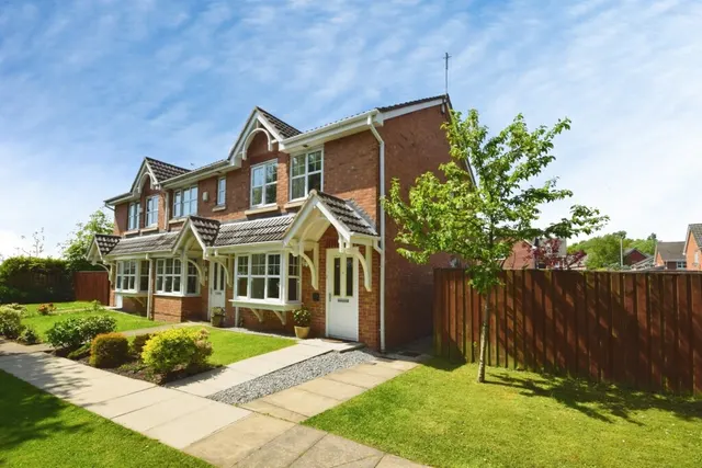 Fallowfield Drive, Shawclough, OL12, photo 2