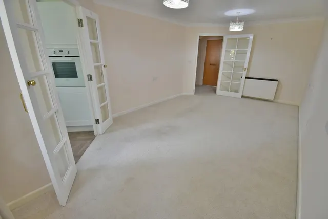 Alexandria Court, BH22, photo 3