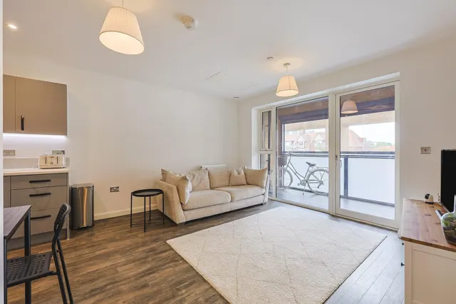 East Acton Lane, London, W3, photo 1