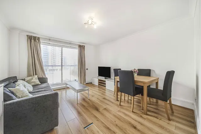 Lawn House Close, London, photo 2